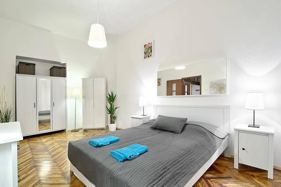 Apartment Next To The Main Square คราคูฟ ภายนอก รูปภาพ